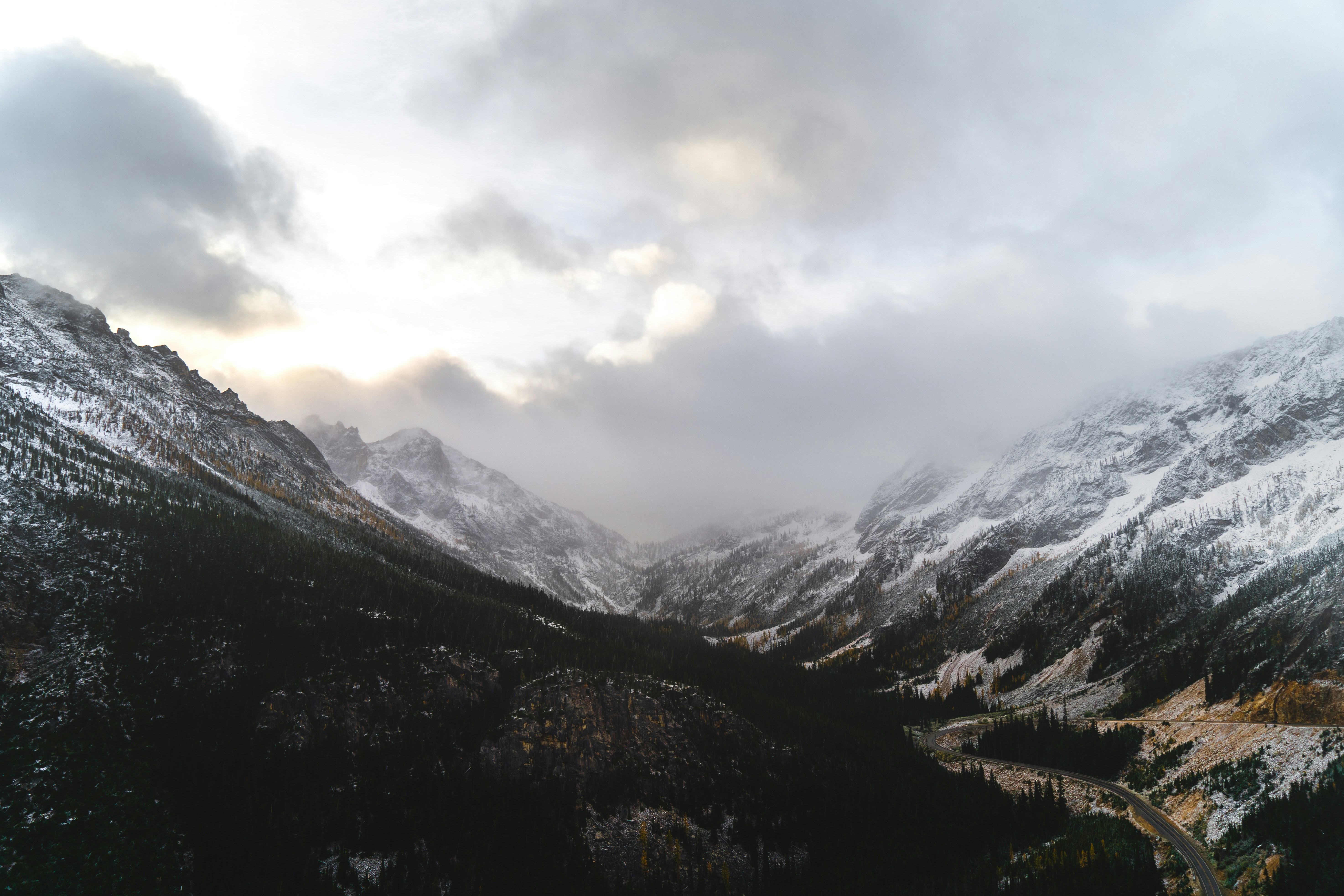 낮에는 흰 구름 아래 녹색과 갈색 산
