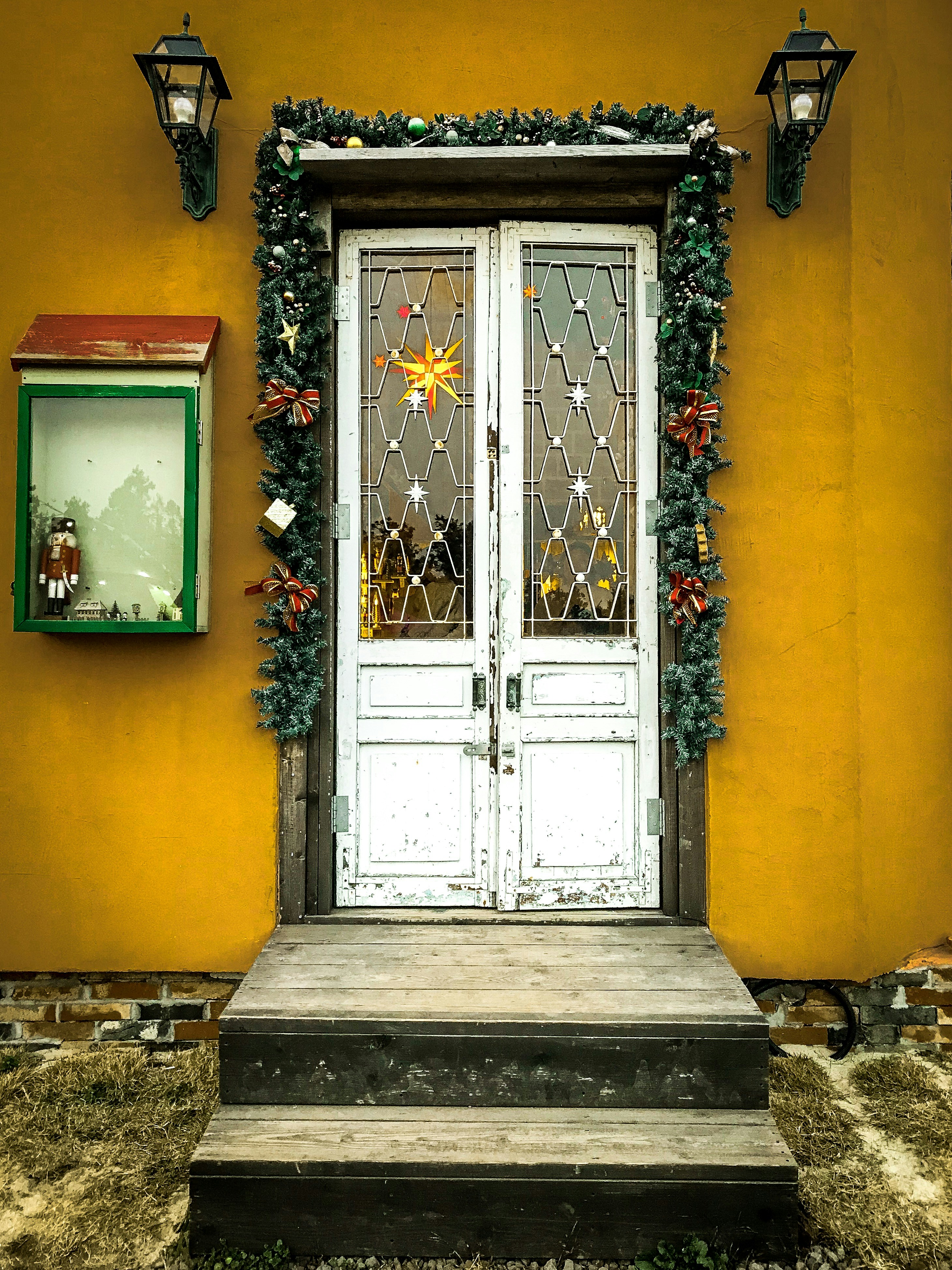 Foto Puerta de madera blanca con flores azules y blancas – Imagen ...