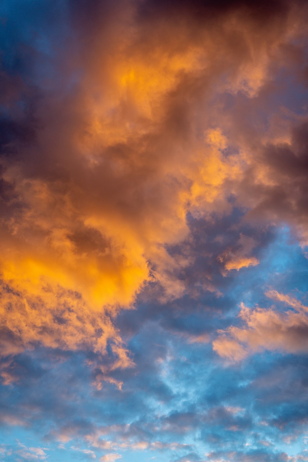 Weiße Wolken und blauer Himmel tagsüber