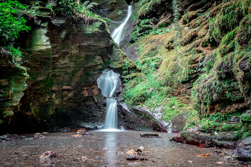 water falls between rocky mountain