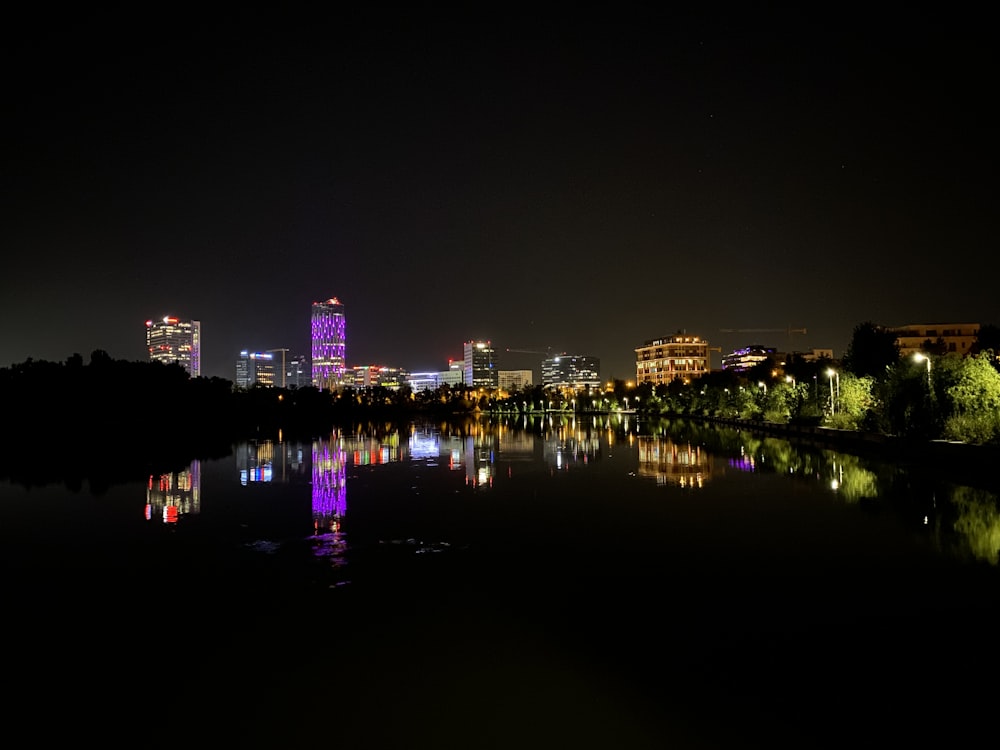 Skyline der Stadt bei Nacht