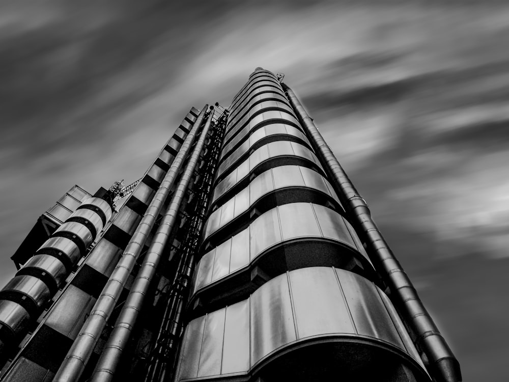 foto in scala di grigi di un edificio in cemento