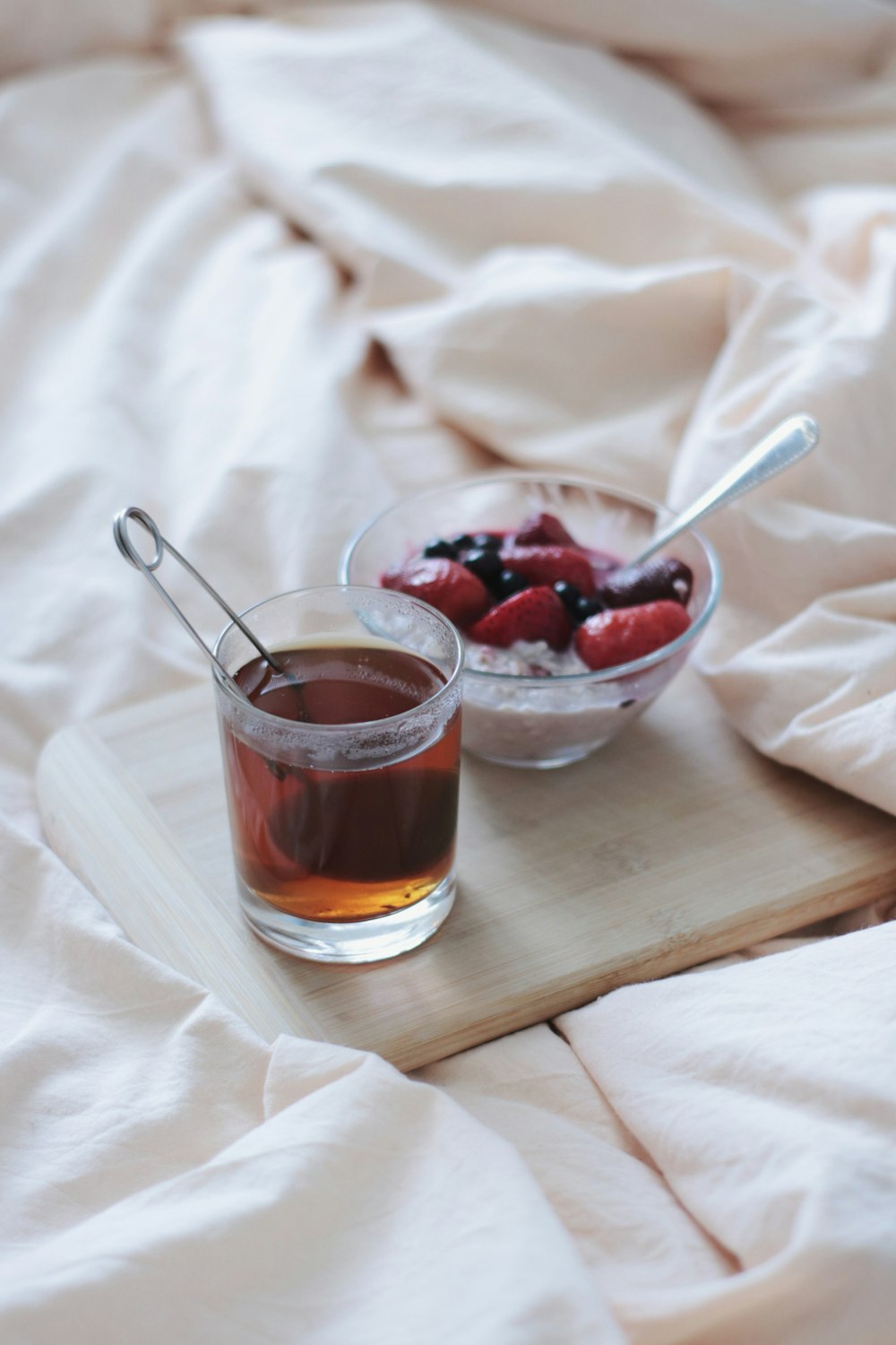 tasse en verre transparent avec un liquide brun sur une table en bois brun