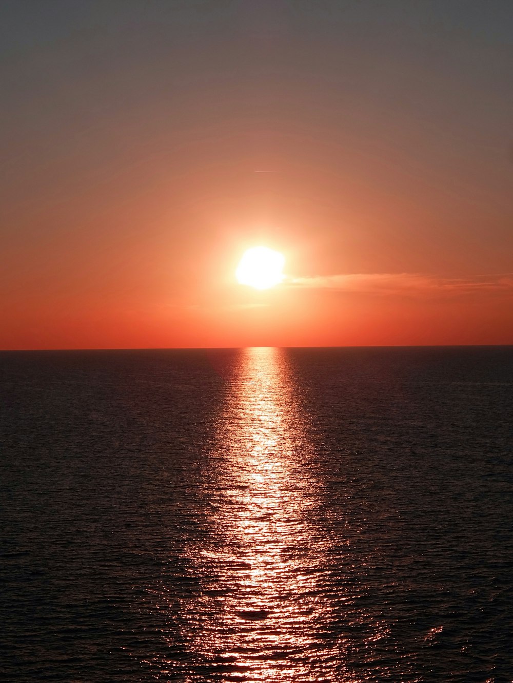 Specchio d'acqua durante il tramonto