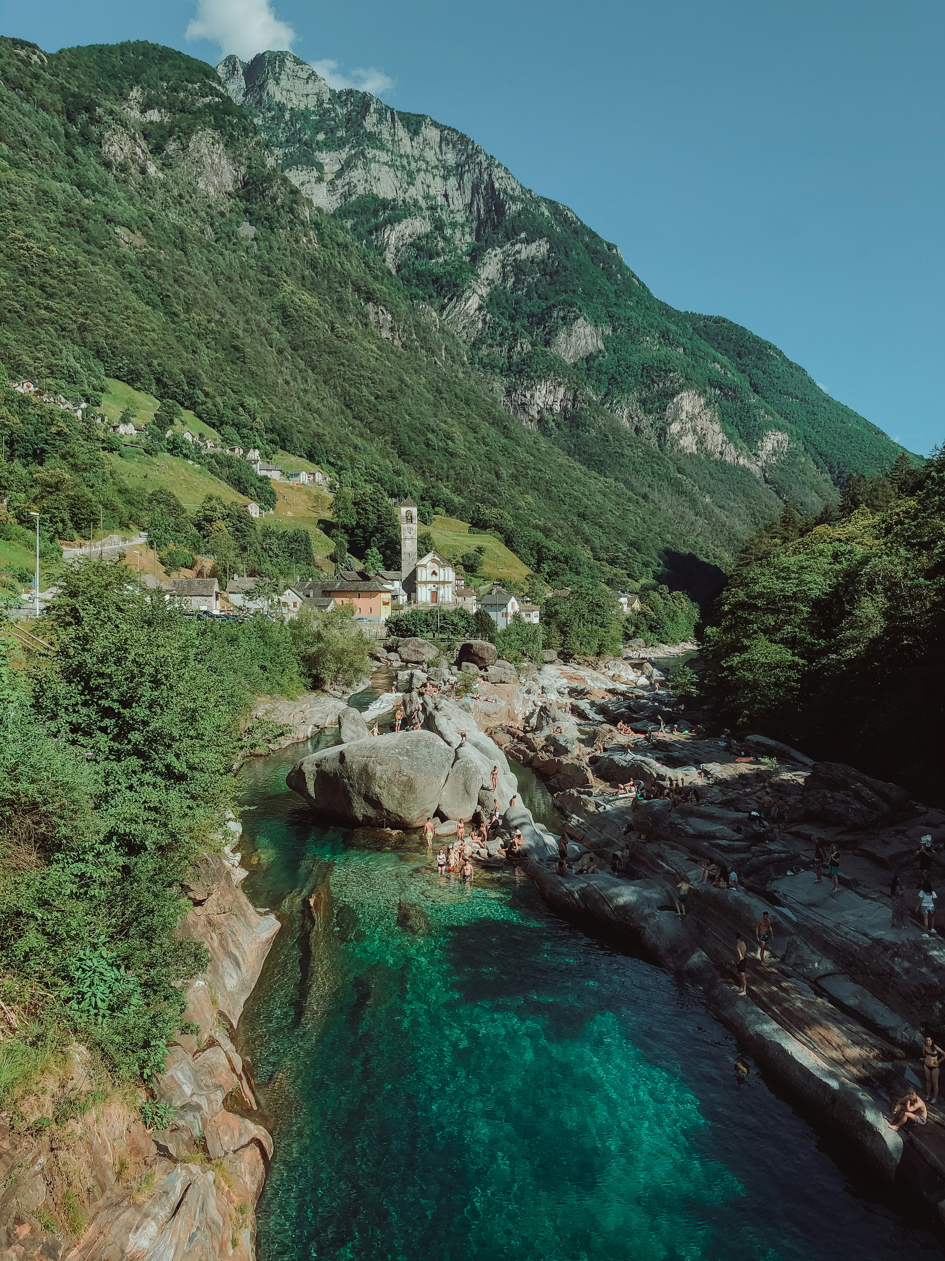 Montagne verdi e marroni accanto al fiume durante il giorno