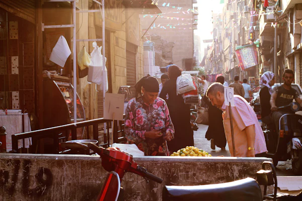Gente comiendo en un local de comida callejera de El Cairo