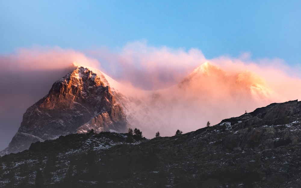 Nuages blancs au-dessus de la montagne brune