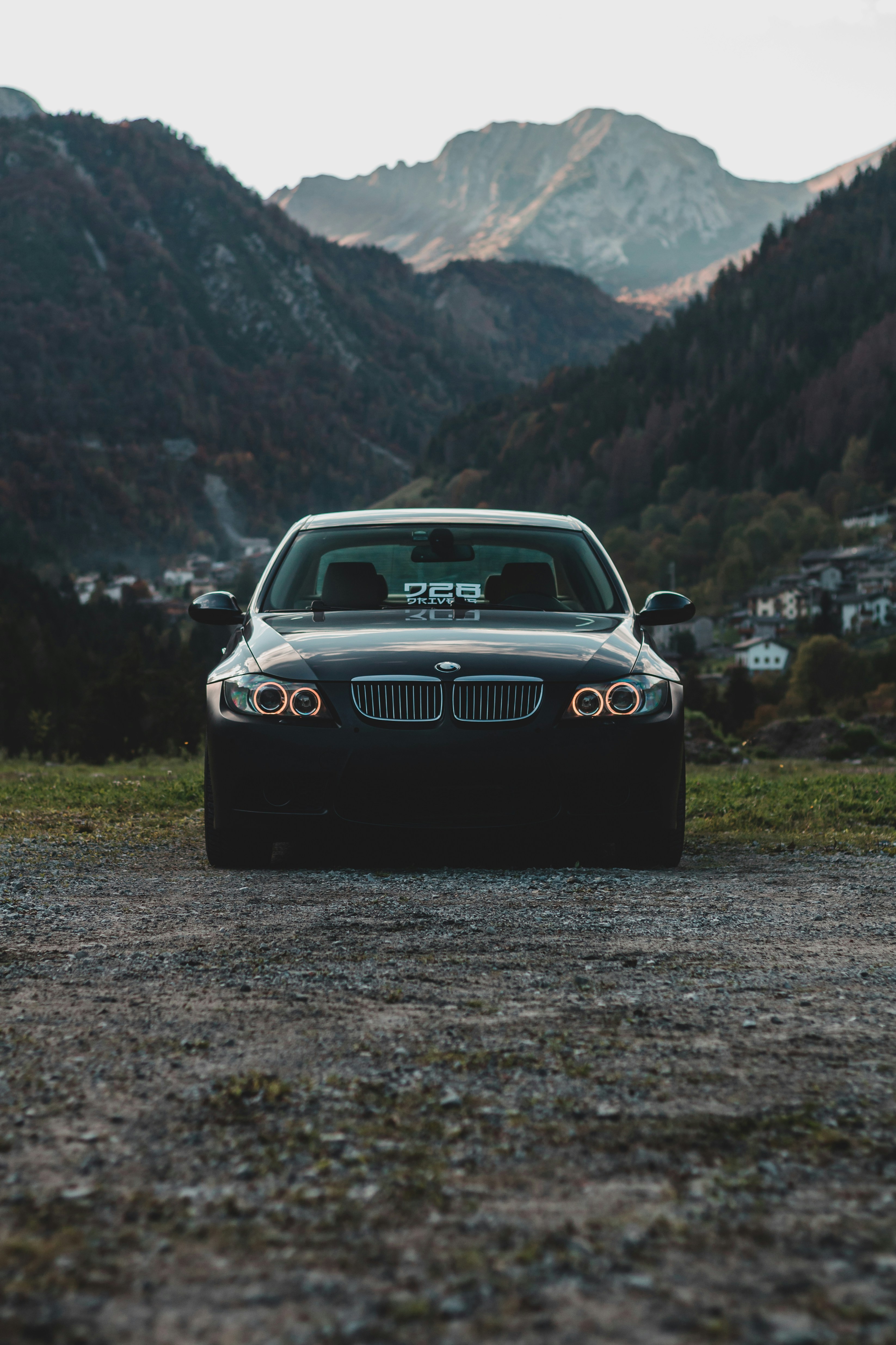 Schwarzer Porsche 911 tagsüber auf unbefestigter Straße in Bergnähe