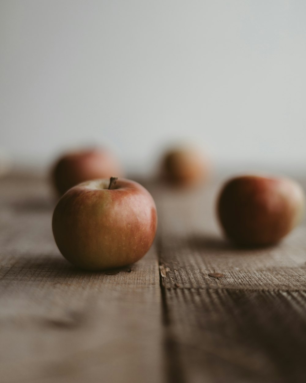 pomme rouge sur table en bois brun