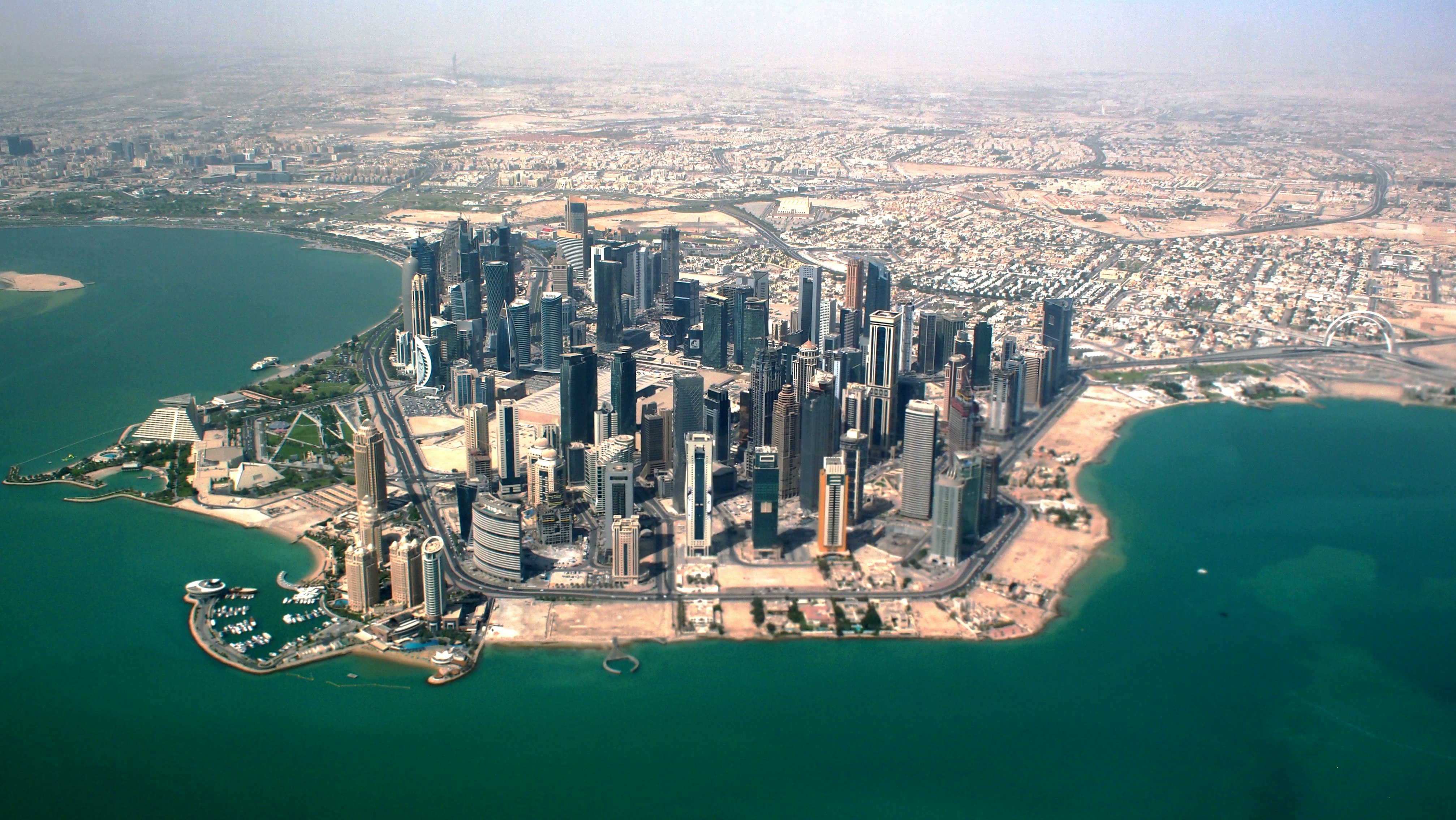 Los rascacielos del distrito de West Bay, Doha, Catar [Foto: Kazuo Ota/Unsplash]