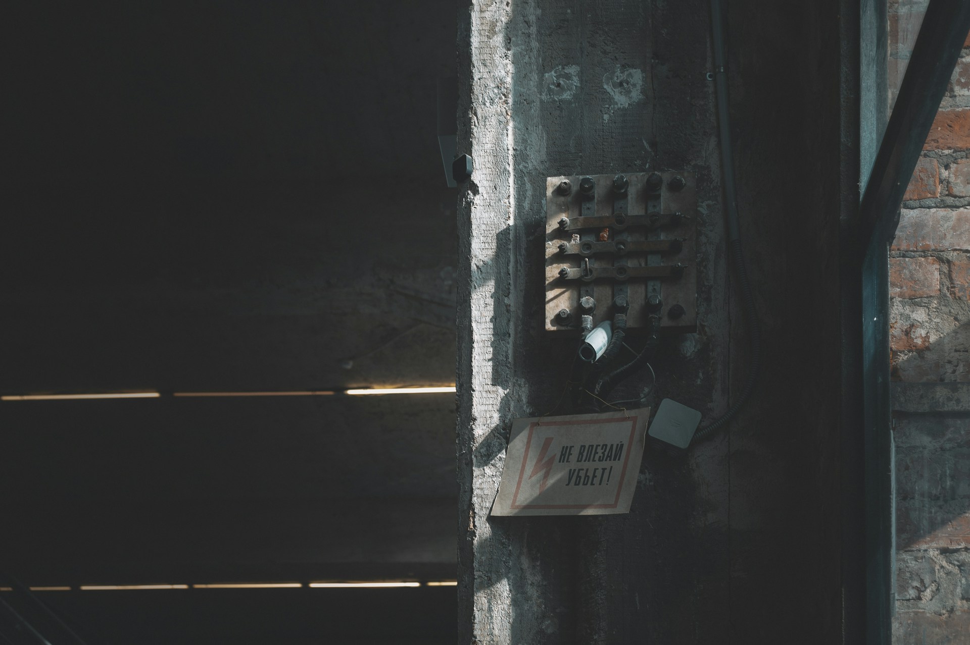 gray computer monitor