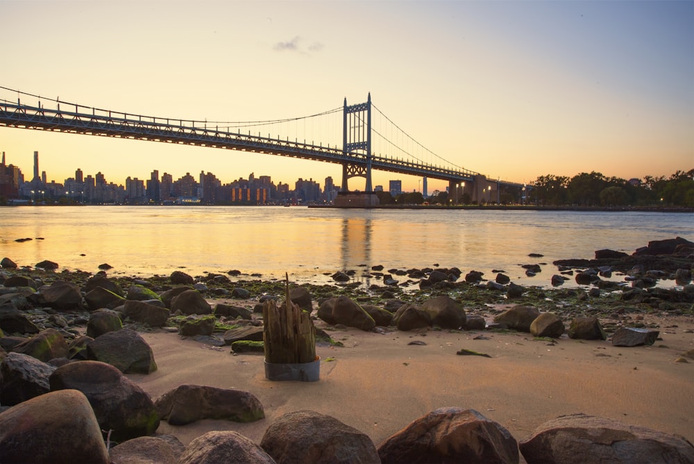 Puente sobre el mar durante el día