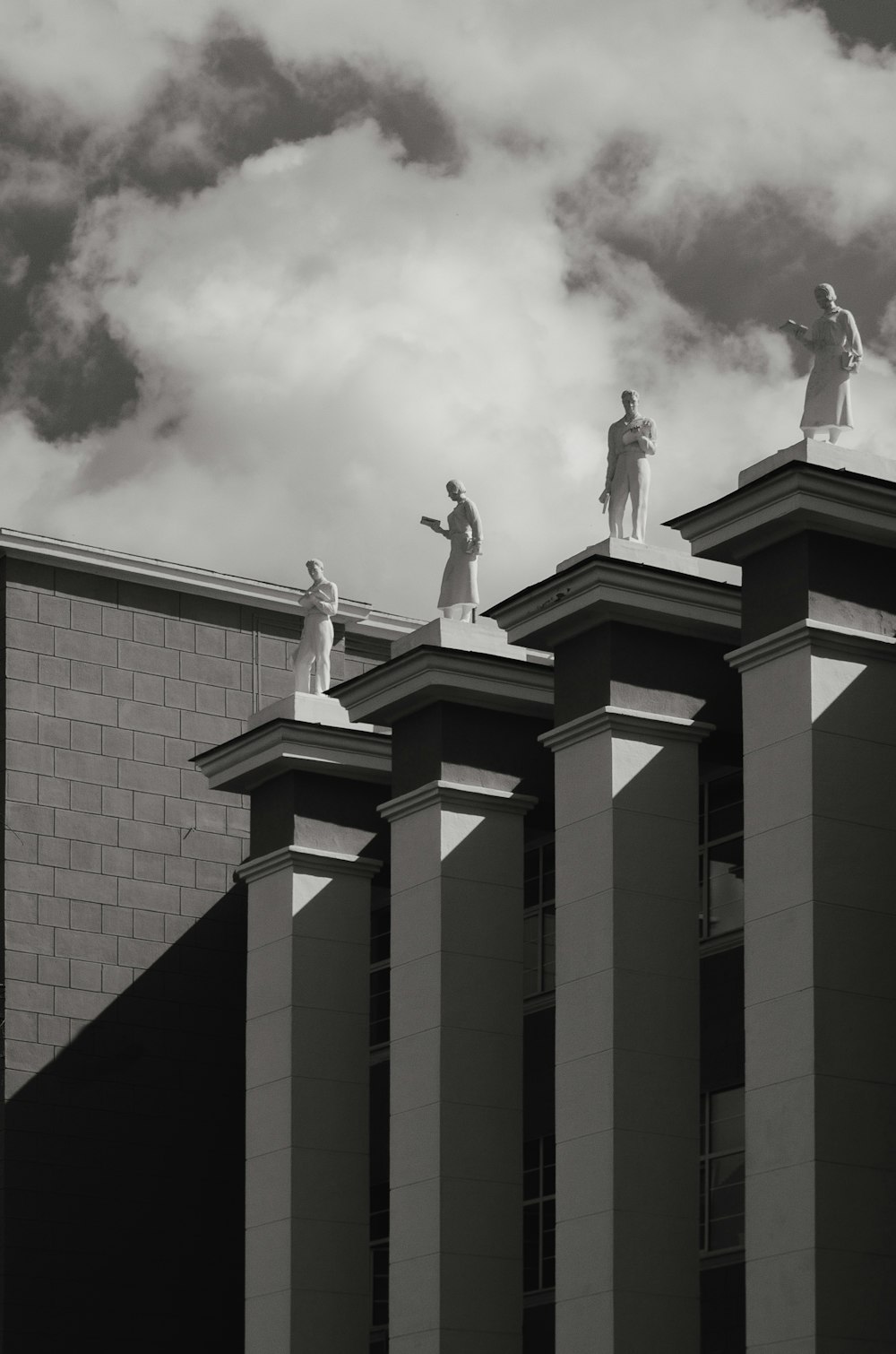 Edificio de hormigón marrón y blanco bajo nubes blancas