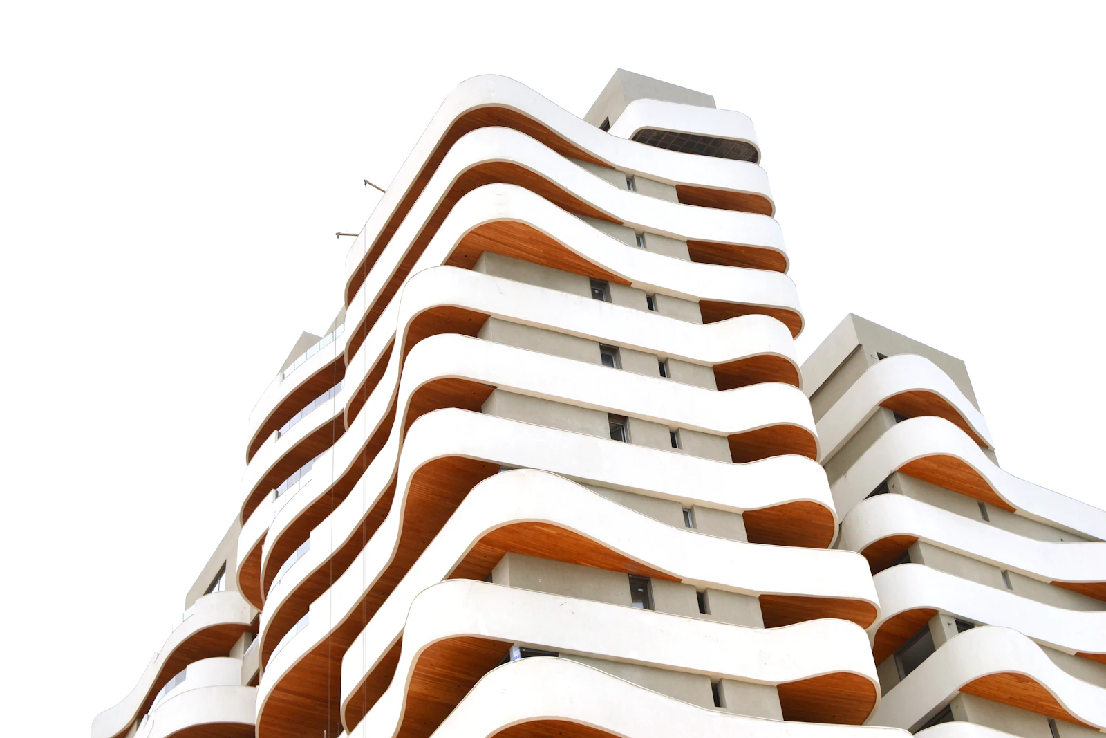 Immeuble résidentiel blanc et brun, évoquant la Résidence Essalam.