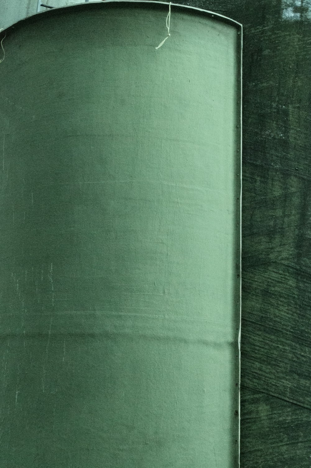 têxtil verde na mesa de madeira marrom
