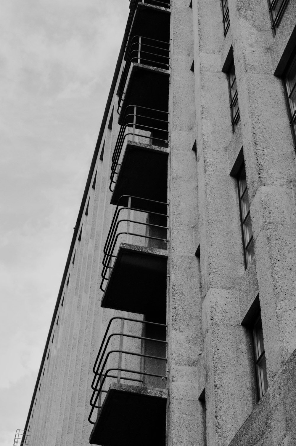 Edificio de hormigón gris bajo el cielo blanco durante el día