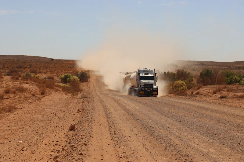 Camión en una pista de tierra roja en el interior de Australia