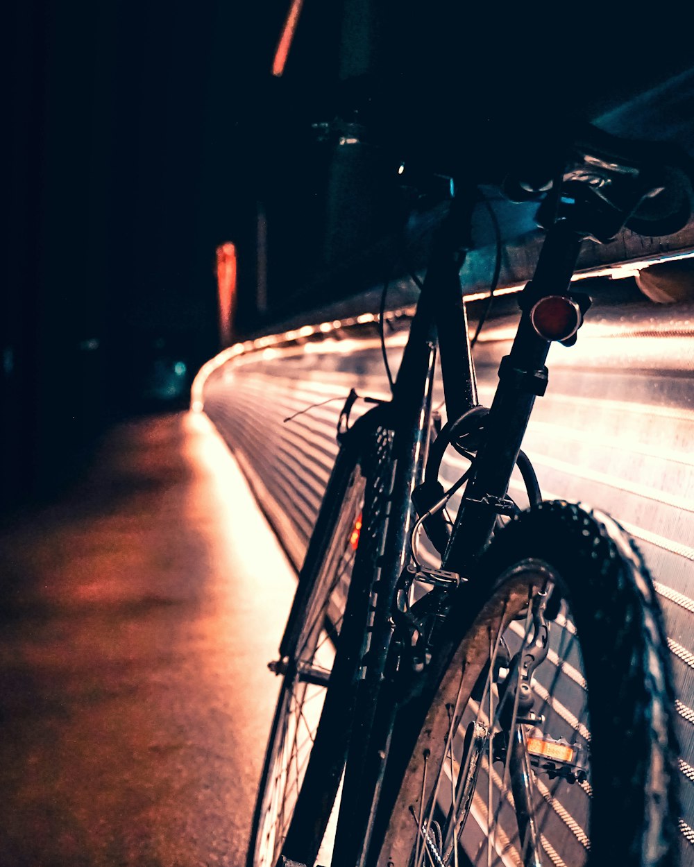 bicicletta nera sulla strada durante la notte