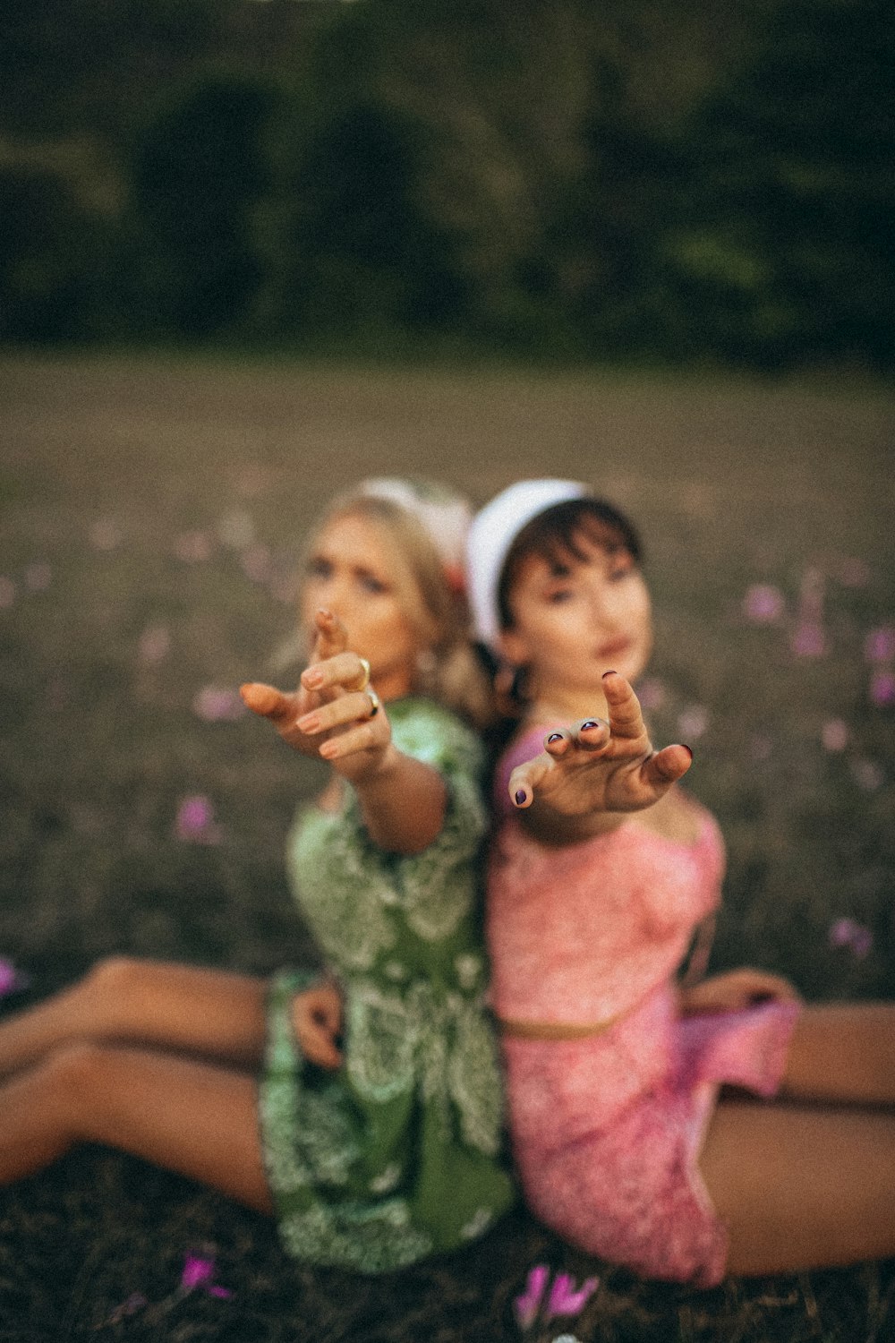 2 meninas no vestido verde de mãos dadas
