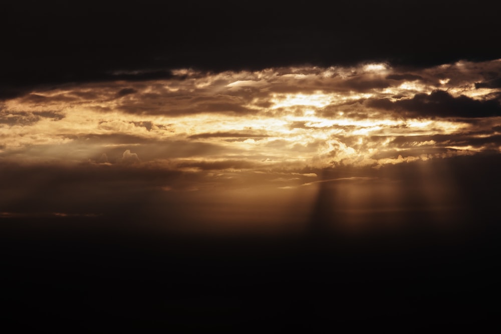 Plan d’eau sous ciel nuageux au coucher du soleil