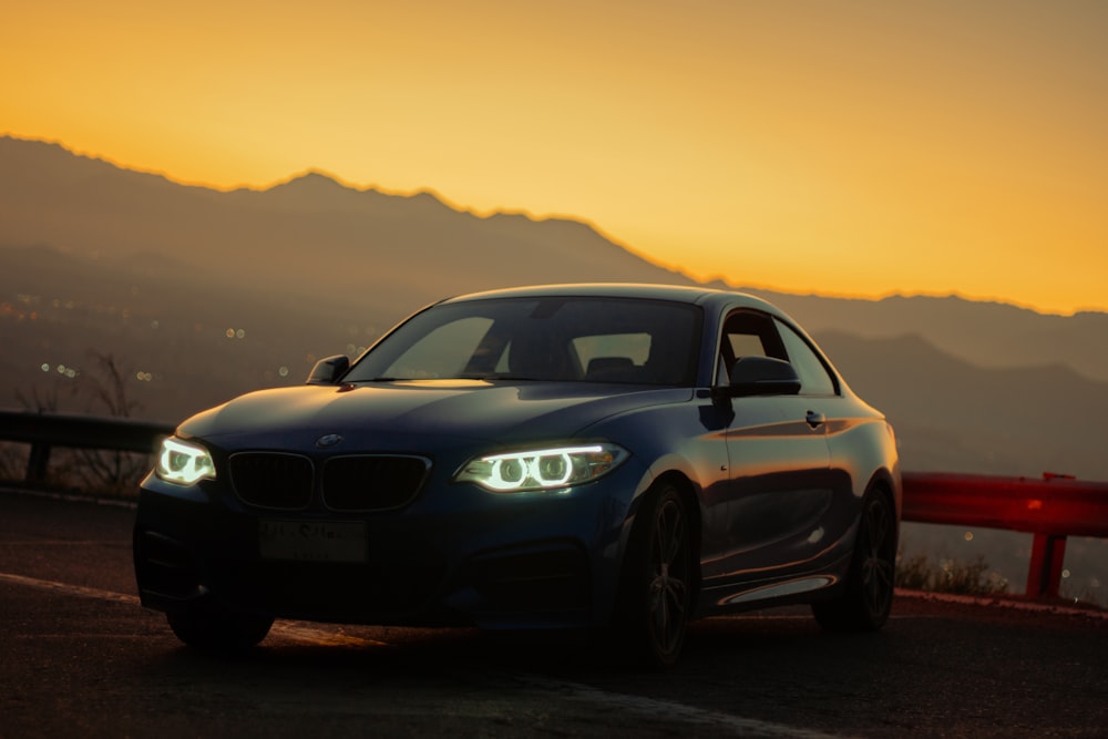 BMW M 3 blanche et noire sur la route au coucher du soleil