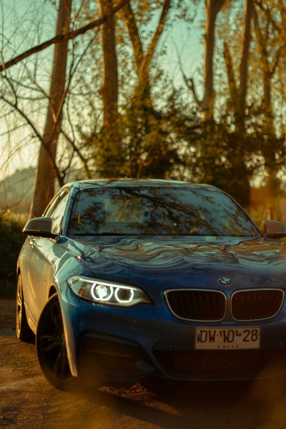 BMW M 3 blu parcheggiata su strada durante il giorno