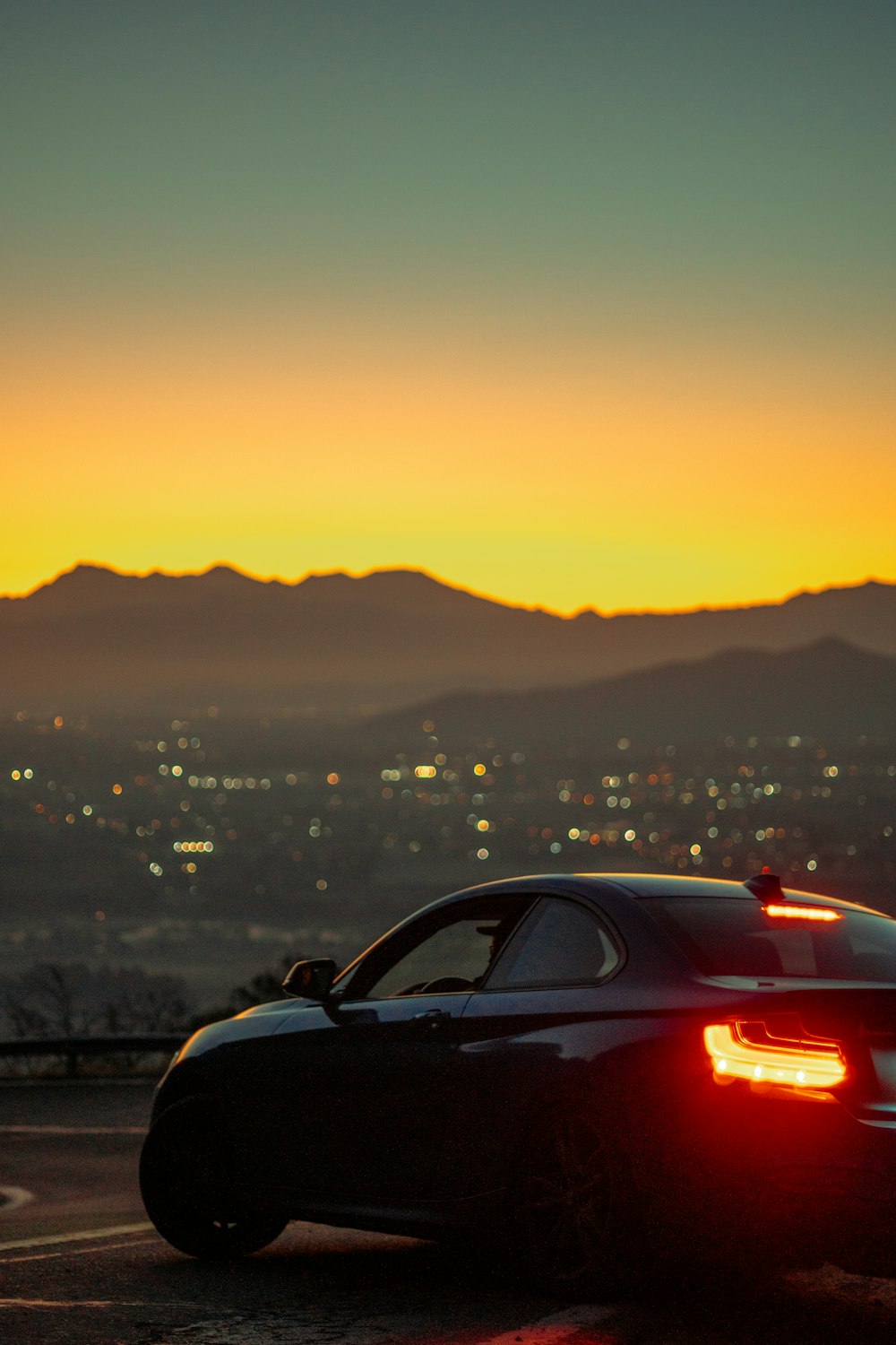 Rotes Auto bei Sonnenuntergang unterwegs