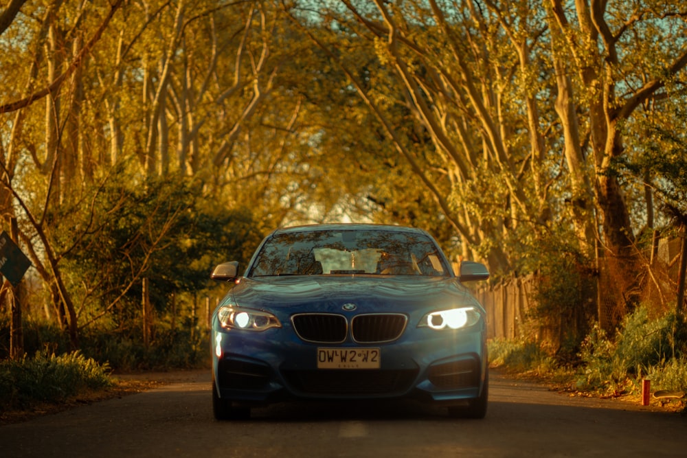 Schwarzer BMW M 3 tagsüber auf der Straße geparkt