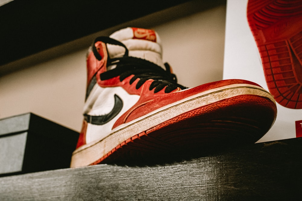 Foto de zapatillas nike rojas, blancas y negras – Imagen gratuita Nikeretro  en Unsplash