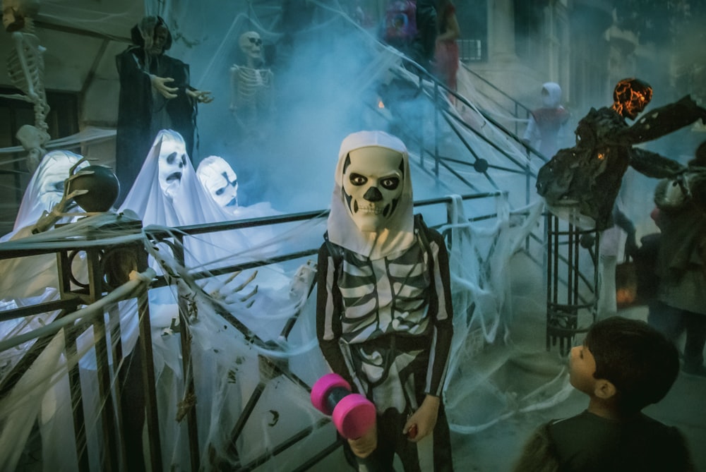 Rendu 3d. En Marchant Ghost Os De Squelette De Crâne Humain Sur Fond Noir.  Halloween D'horreur.