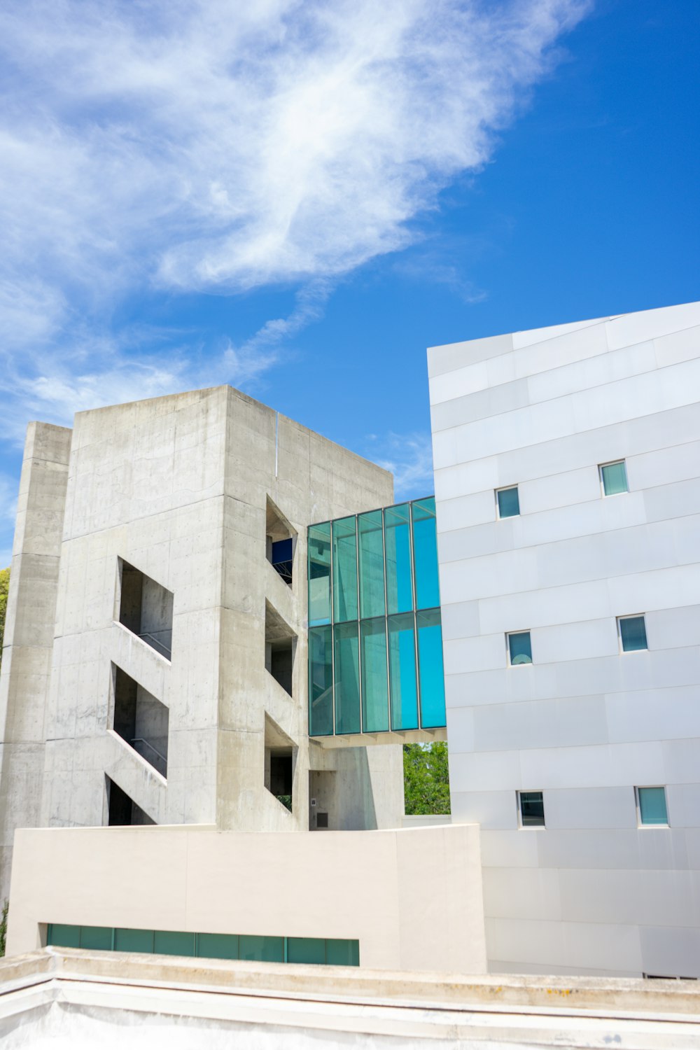 Bâtiment en béton blanc sous le ciel bleu pendant la journée