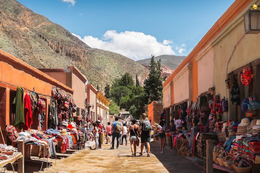 Personas que caminan por la calle durante el día