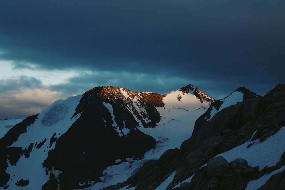 Schneebedeckter Berg unter blauem Himmel