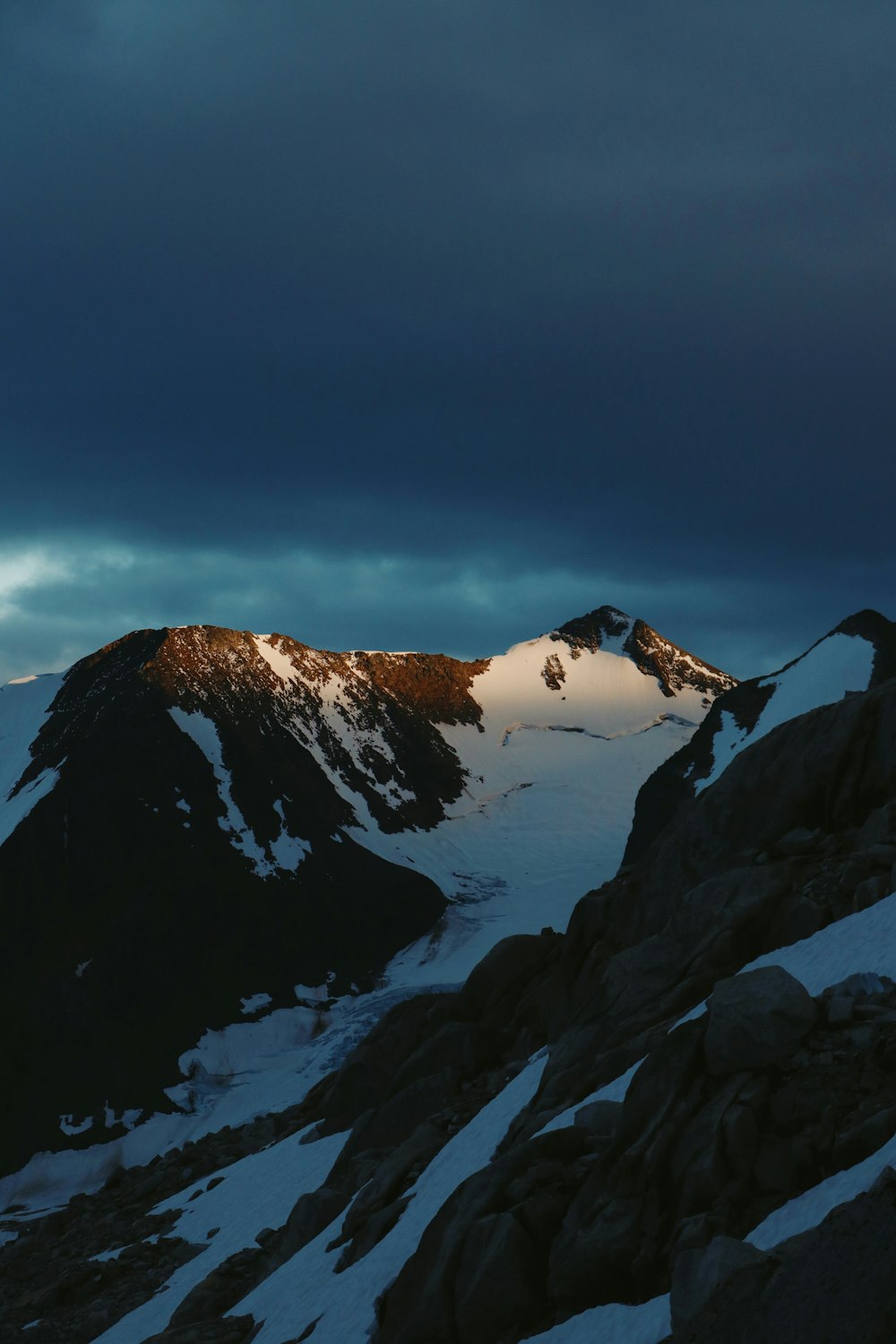 Schneebedeckter Berg unter blauem Himmel