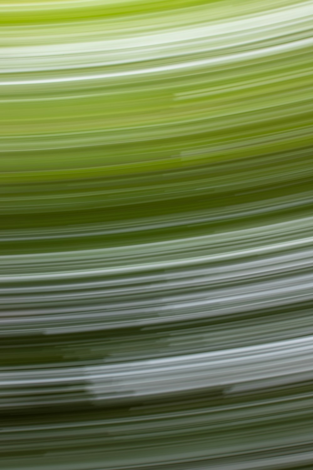 a blurry photo of a green and white object