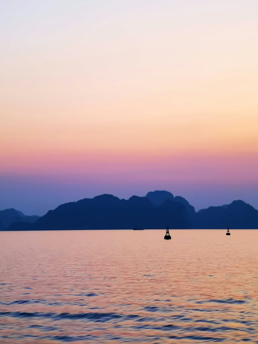 夕暮れ時の水面に浮かぶ人のシルエット