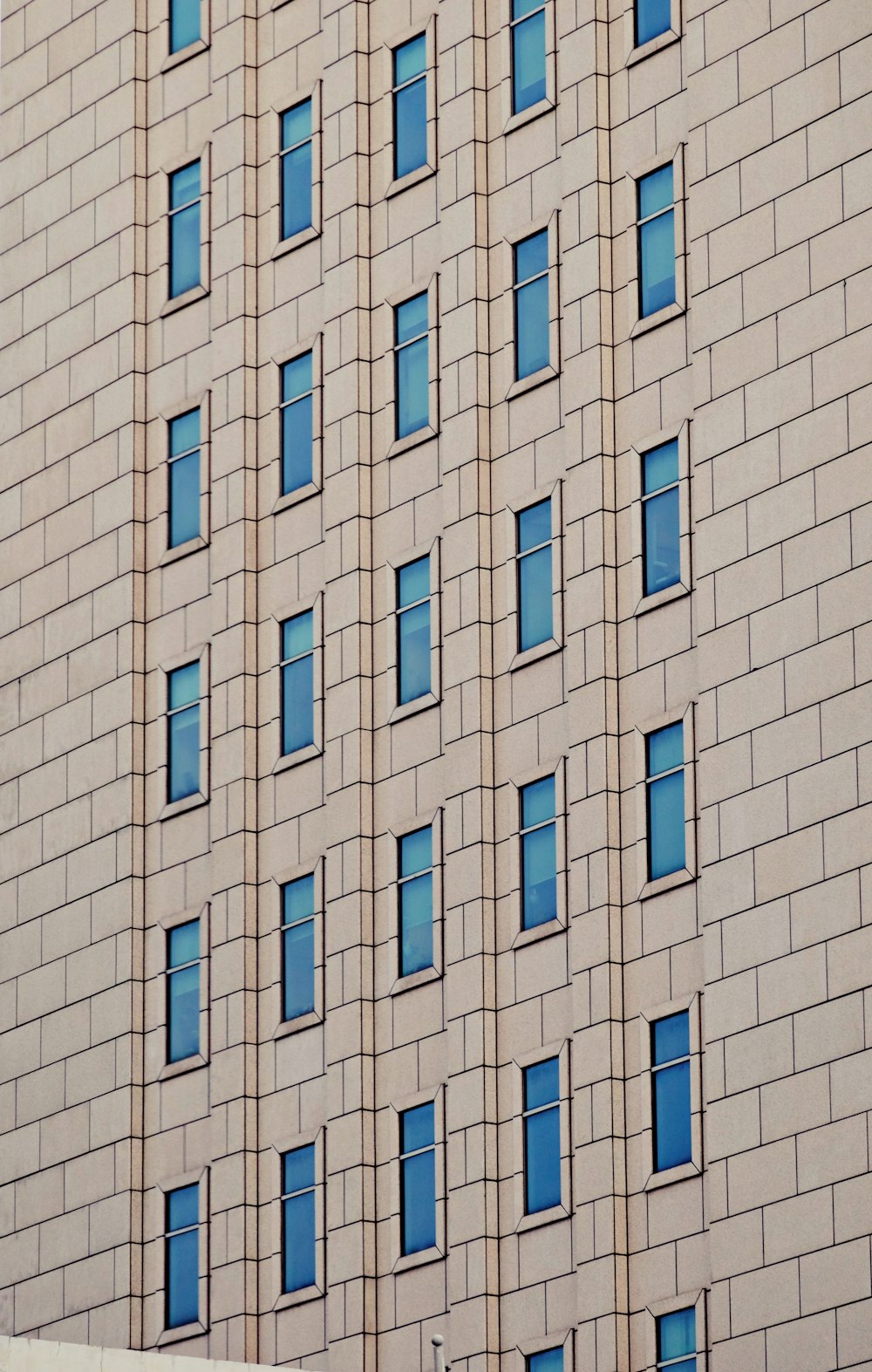 edificio in cemento marrone durante il giorno