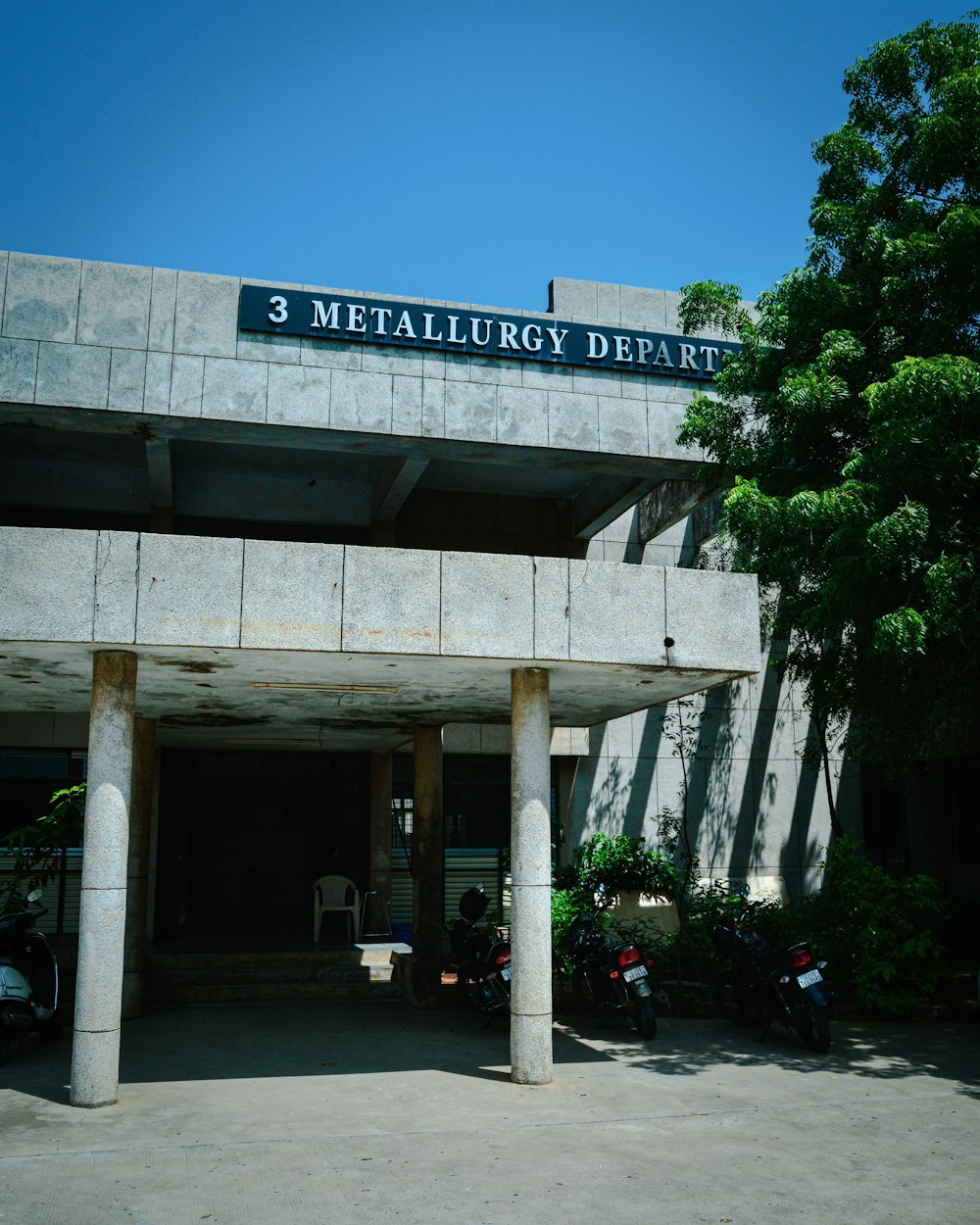 Ein Gebäude mit einem Schild mit der Aufschrift 3 Metallurgy Depart