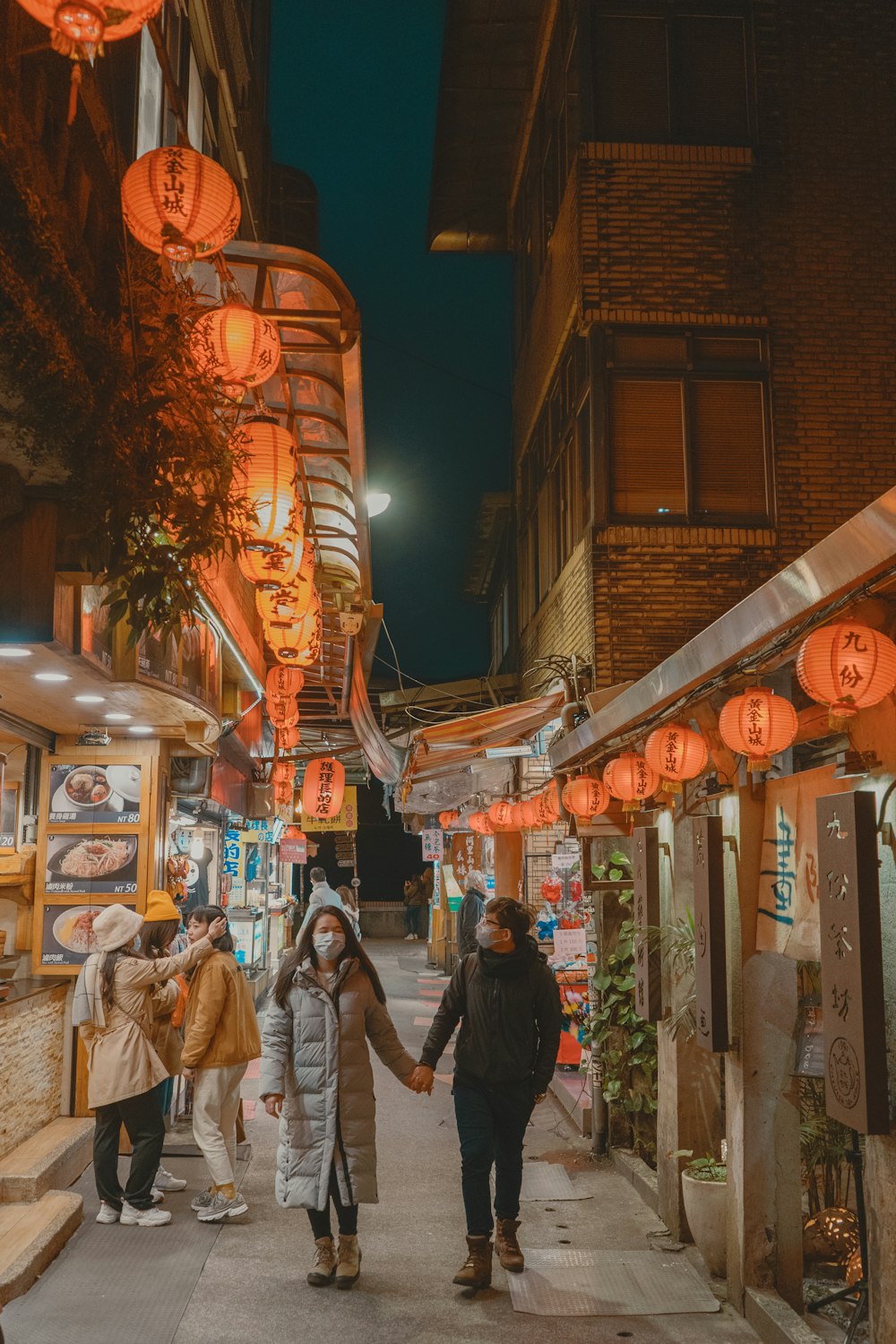 personas que caminan por la calle durante la noche