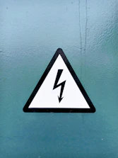 black and white arrow sign