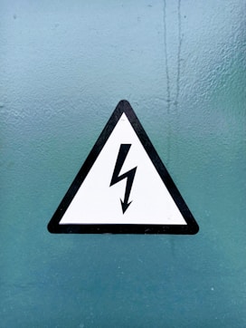 black and white arrow sign