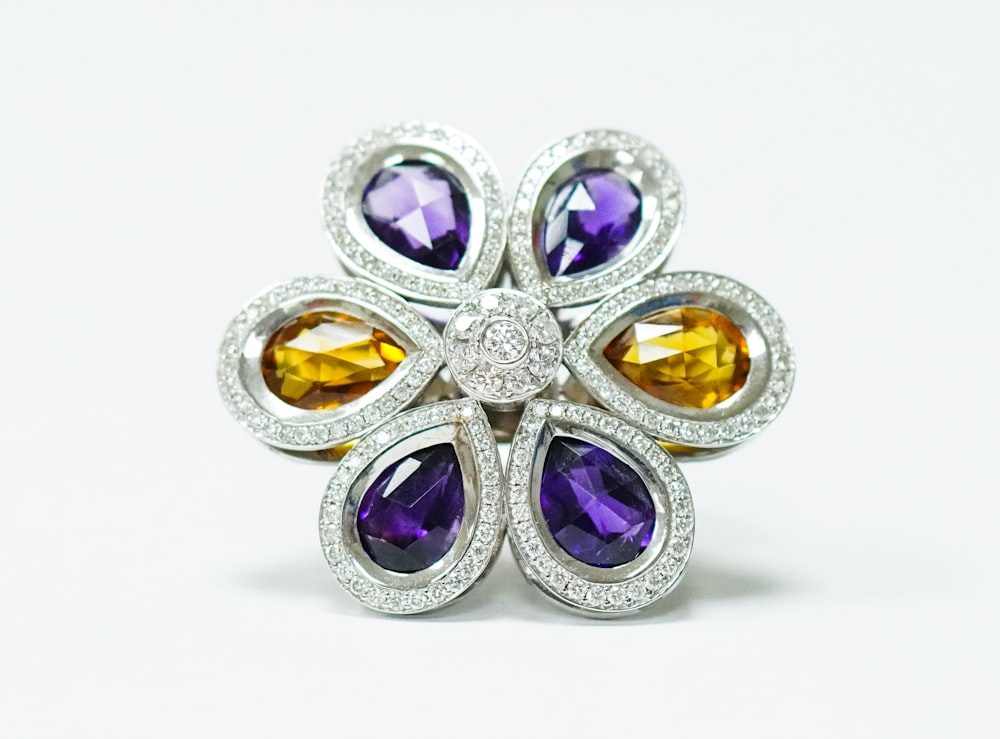 Accessorio stella argento e viola