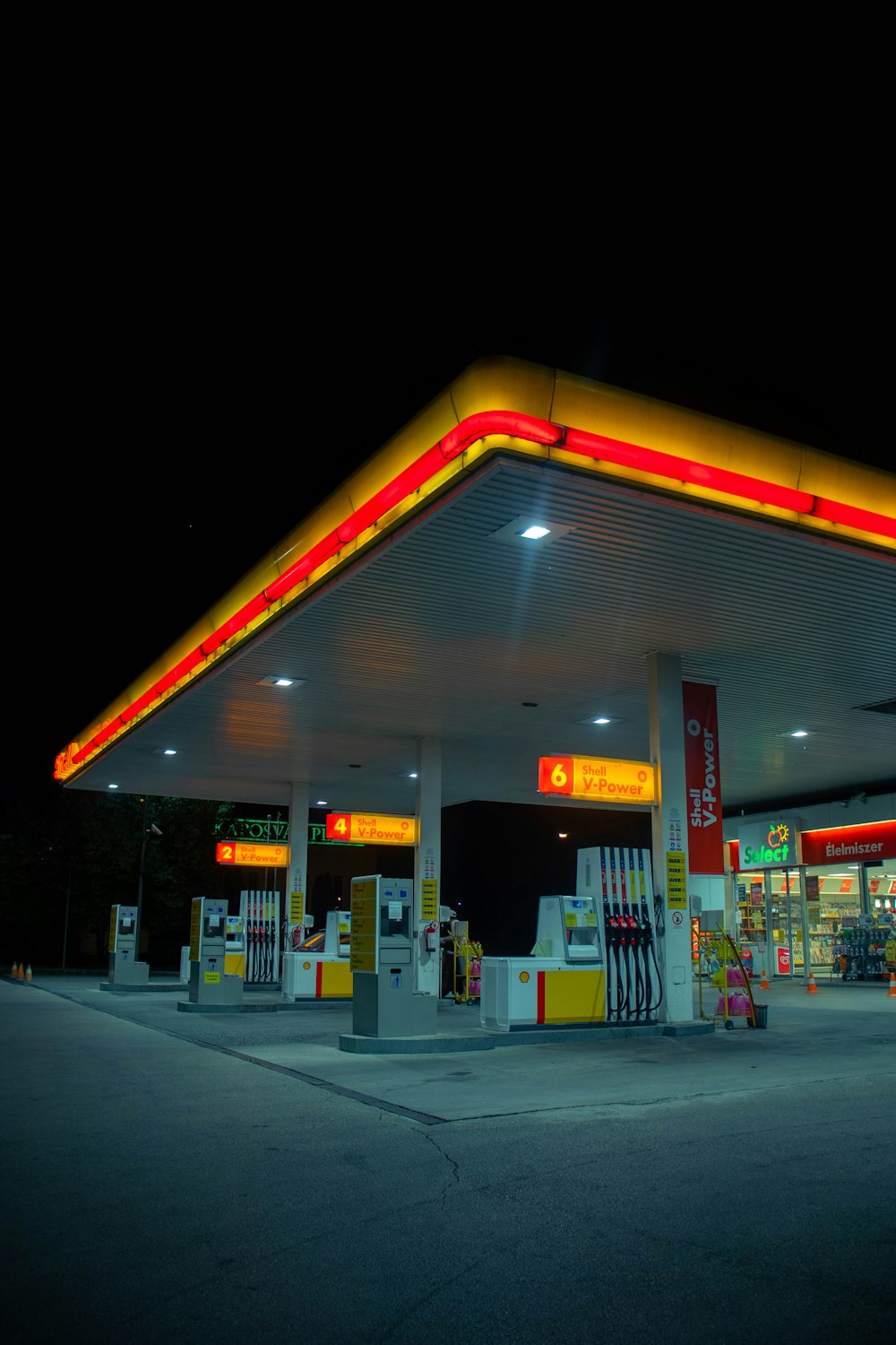 frente de loja branca e vermelha durante a noite