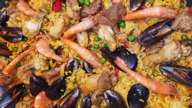 Paella de arroz a banda dorado con socarrat en el borde