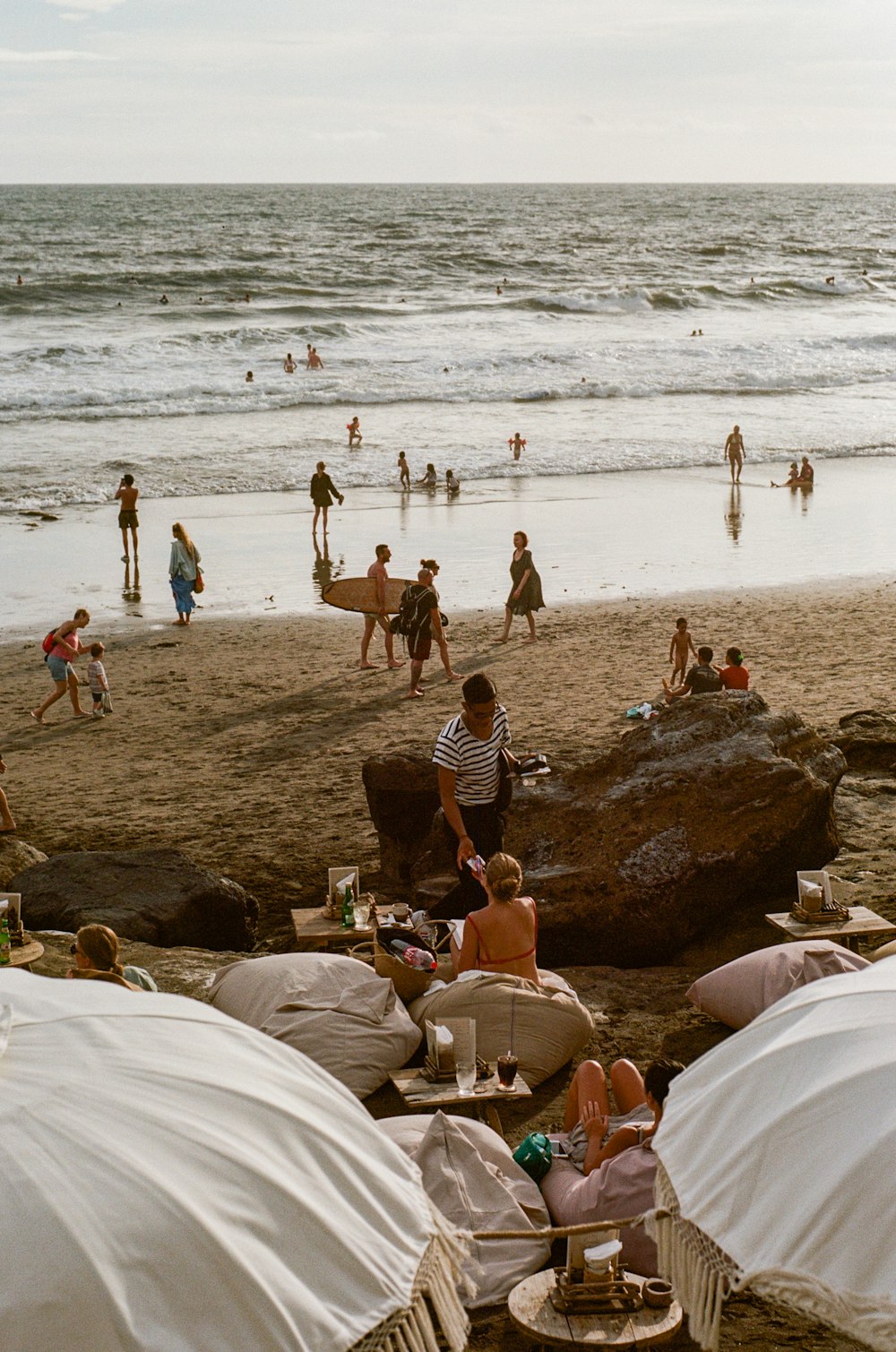 Gente en la playa durante el día