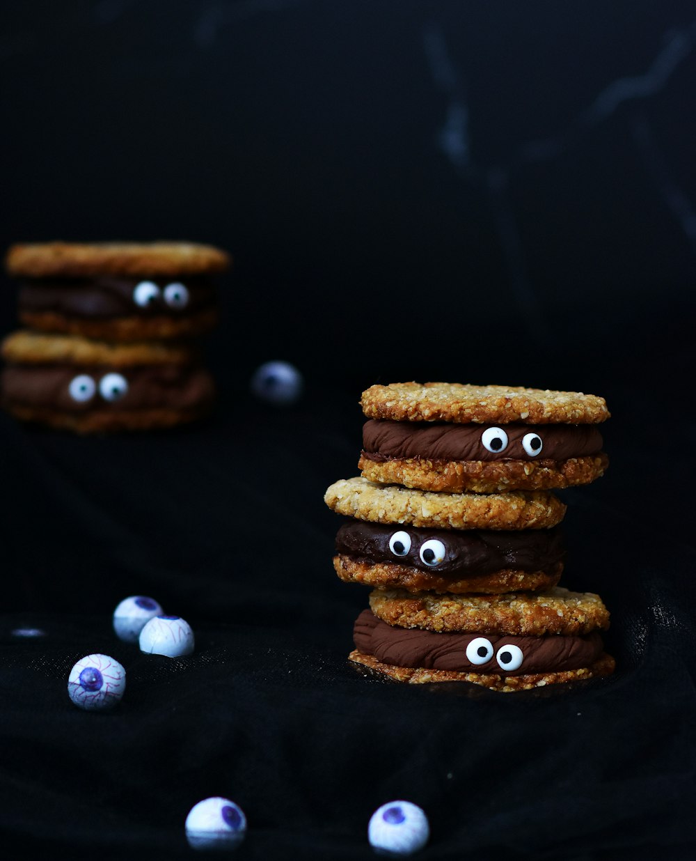 Biscotti marroni su tessuto nero