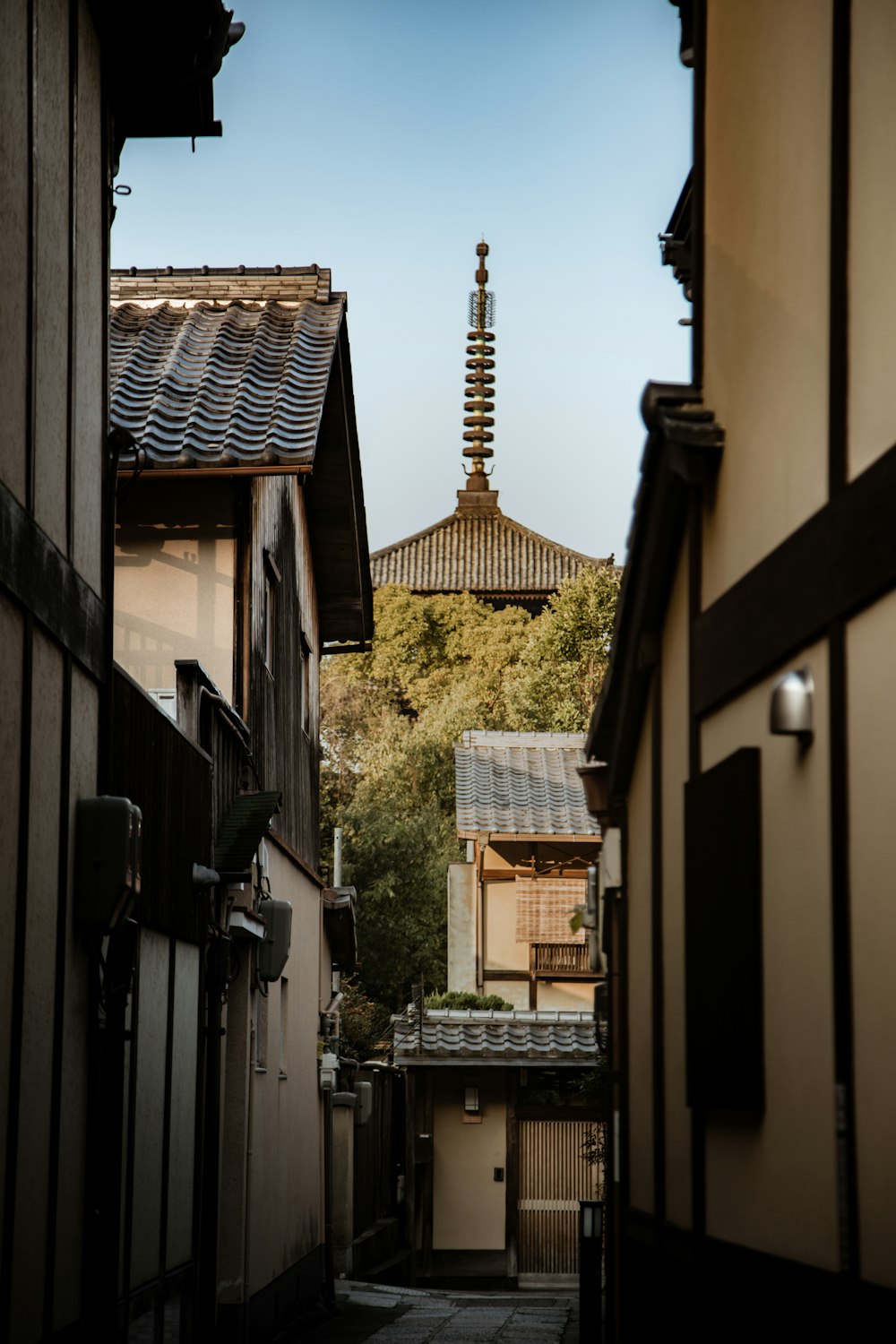 bâtiment en béton blanc et brun pendant la journée