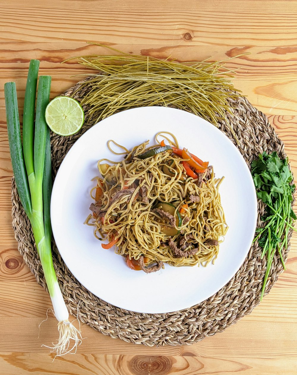 Légumes verts et bruns sur bol en céramique blanche