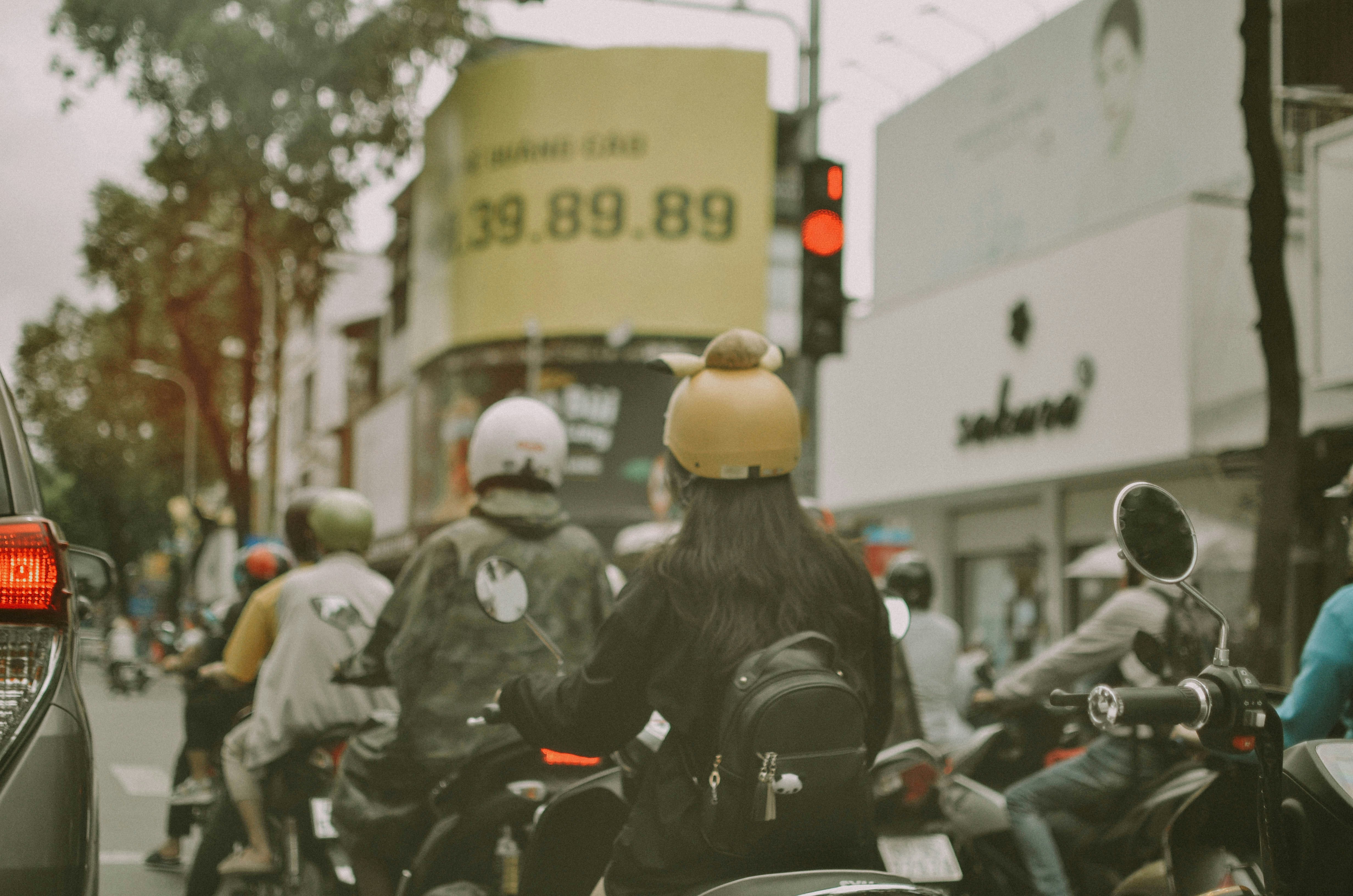 orang berjalan di jalan pada siang hari