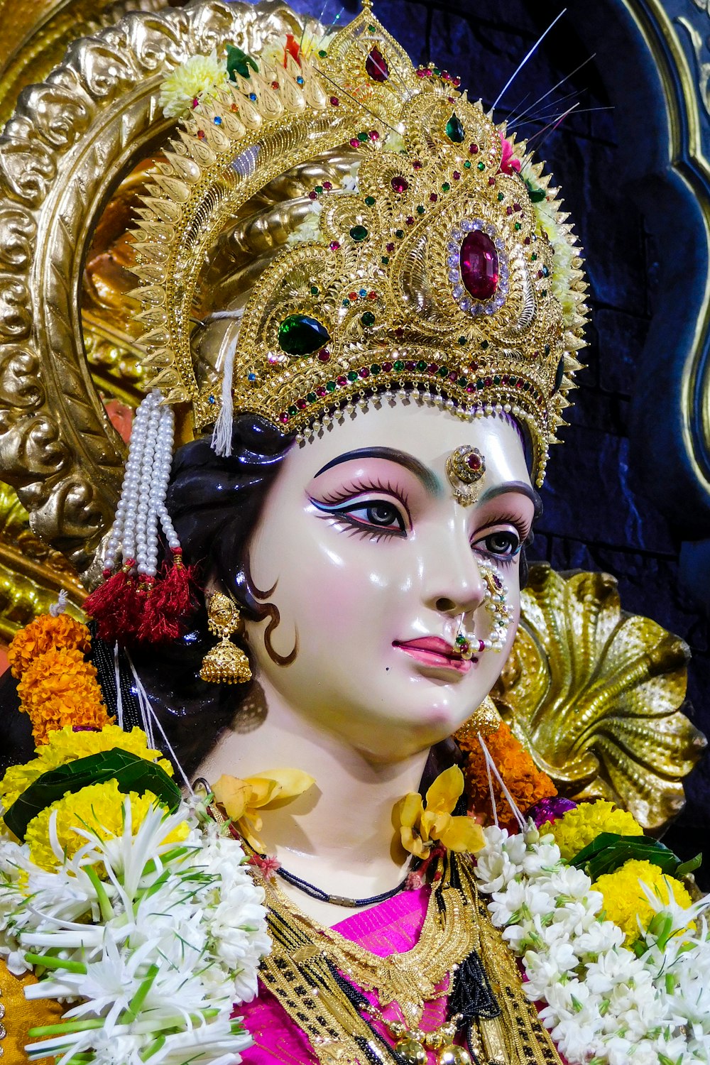 estatueta da divindade hindu branca e dourada